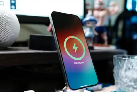 靖安苹果15换屏服务分享用什么充电器给iPhone15充电更好 